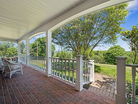 3rd image of 735 Laurel Dr
