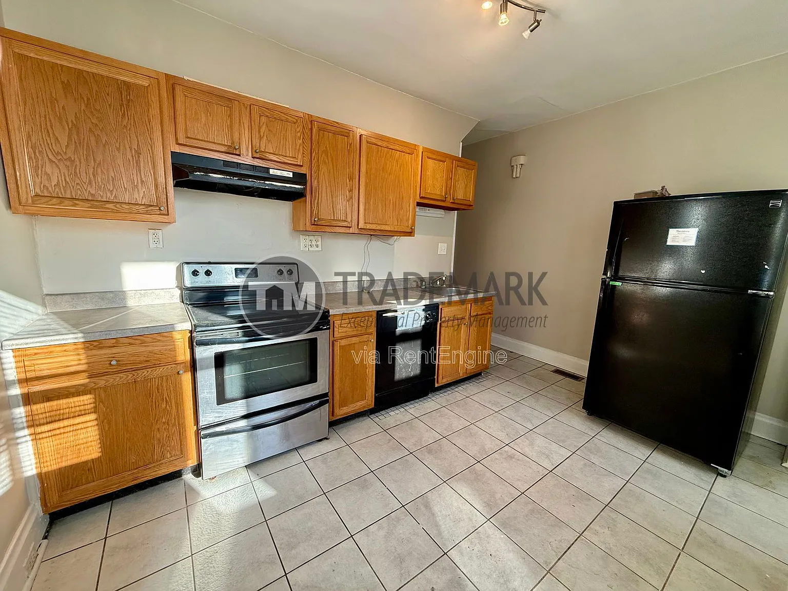 3 bed, 1.0 bath, 1330 sqft, $1,335 — Photo 2