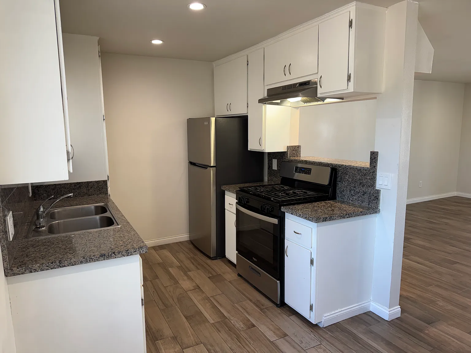 25452 Cole St — Photo 3