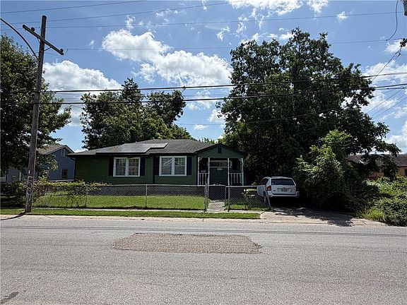 3rd image of 1612 Clouet St