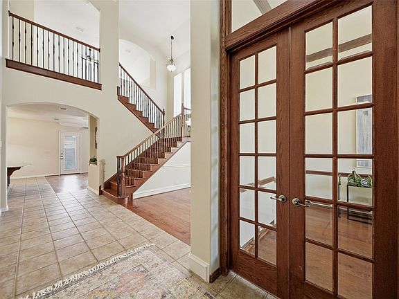 4th image of 919 Panther Ln
