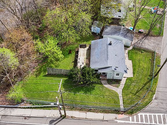 4th image of 426 Conklin Ave