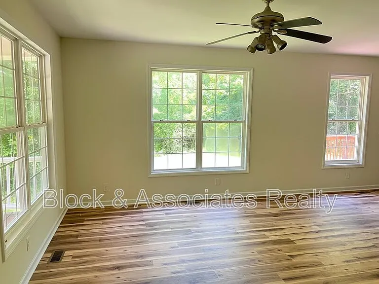 302 Edward Ct — Photo 3