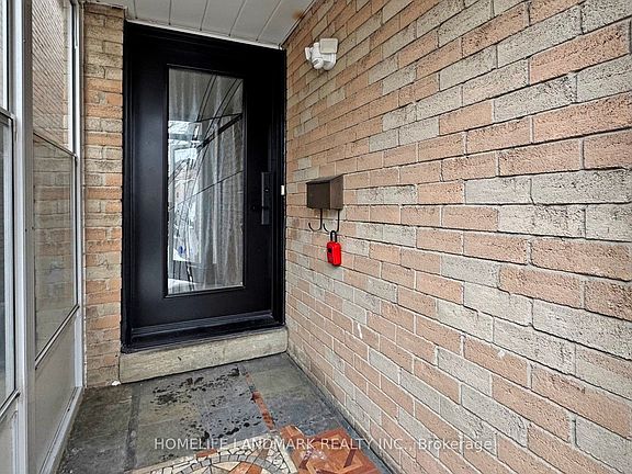 2nd image of 121 Digby Cres