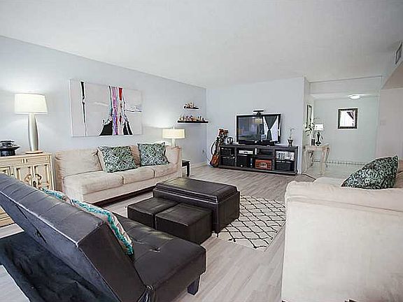 3rd image of 18071 Biscayne Blvd APT 304