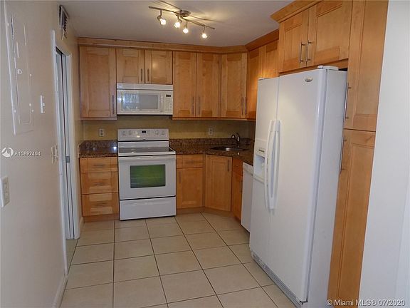 4th image of 3621 Oaks Clubhouse Dr APT 204