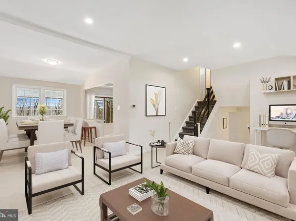 19 Doe Ln, Malvern, PA 19355