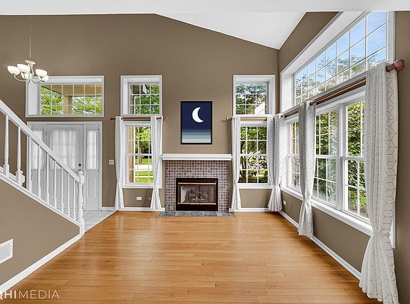 4th image of 167 Castlewood Ct