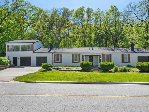 8852 Woodland Rd, Lenexa, KS 66220
