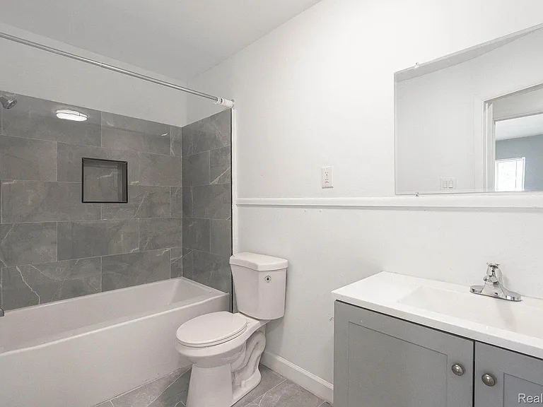 2475 S Commerce Rd #10 — Photo 30