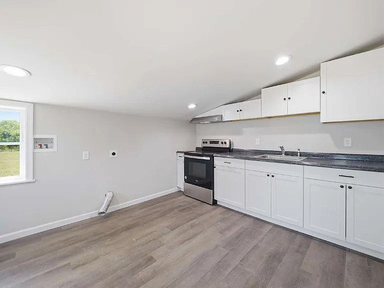 116 S High St — Photo 4