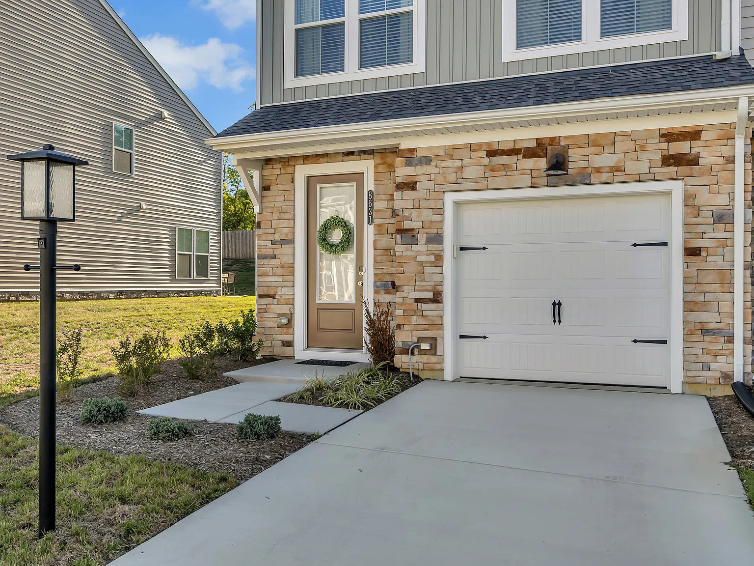 3 bed, 2.5 bath, 1464 sqft, $3,200 — Photo 2