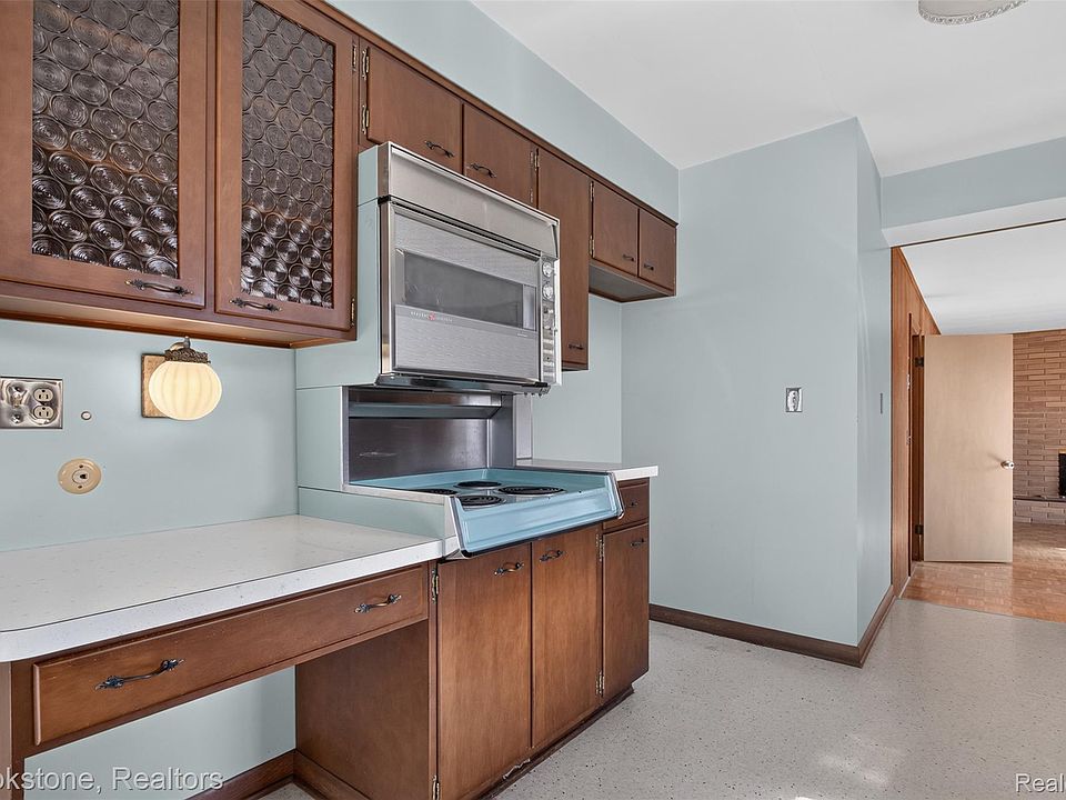 22320 Lakeshire St, photo 9