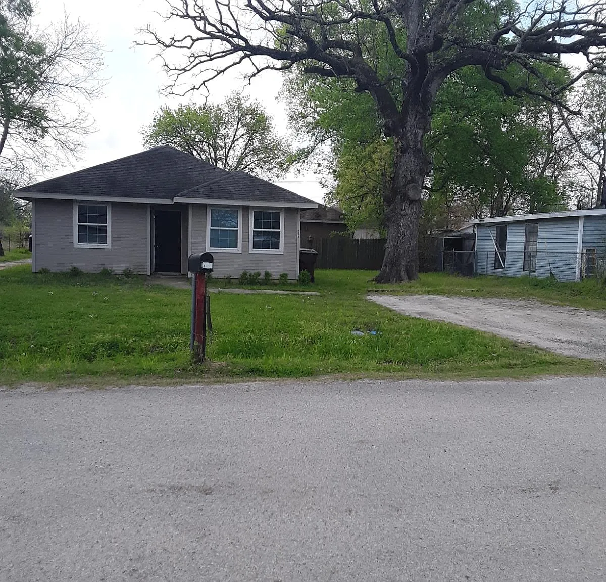 3 bed, 872 sqft, $1,195 — Photo 2