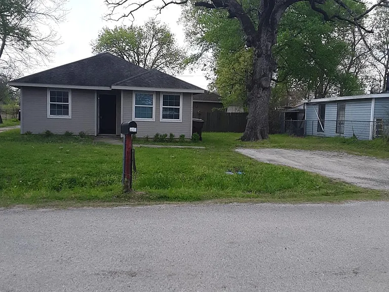 308 E Pecan St — Photo 2