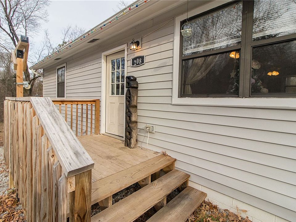 1st image of 208 W Dogwood Dr