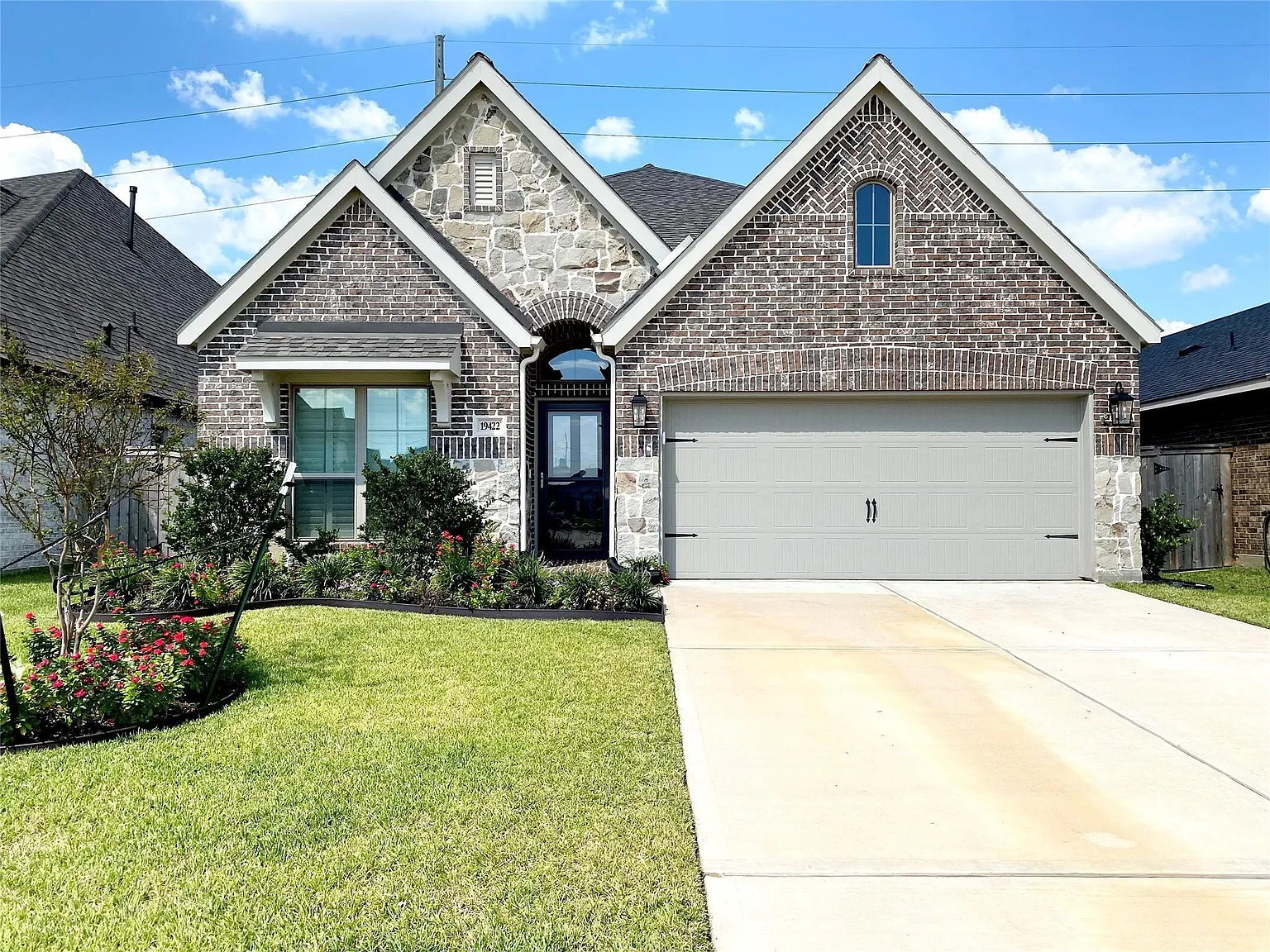 3 bed, 2.0 bath, 2001 sqft, $2,700 — Photo 1