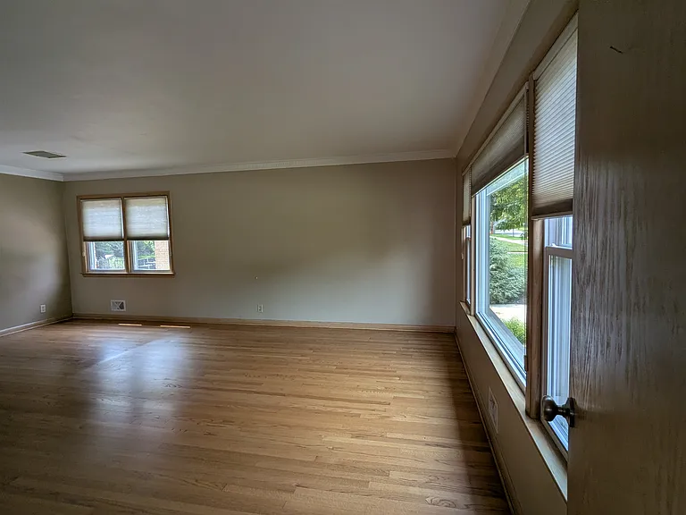 8833 W Hawthorne Ave — Photo 3