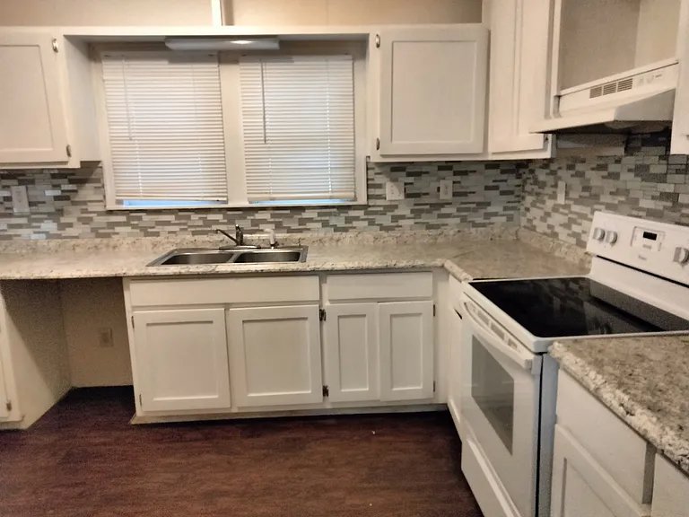 529 E Huisache Ave — Photo 8