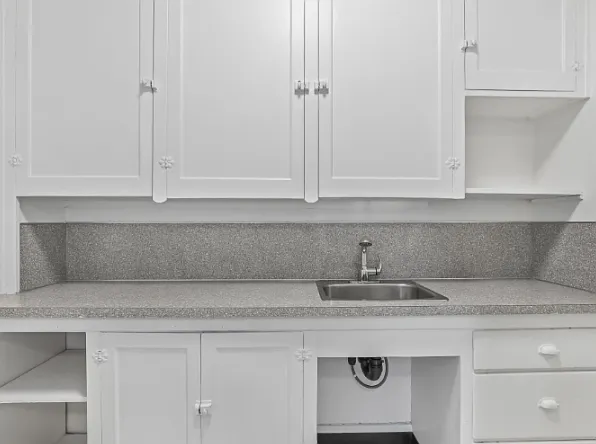 2128 SE Hawthorne Blvd - Caldwell Apartments — Photo 7