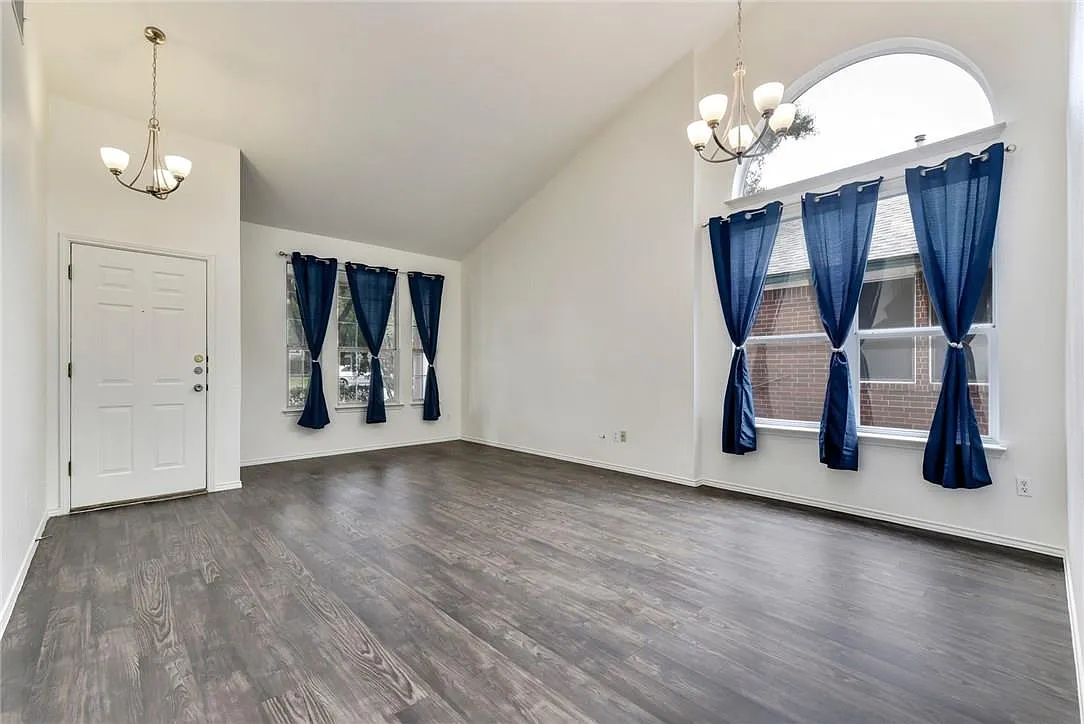 4 bed, 2.5 bath, 2023 sqft, $2,700 — Photo 3