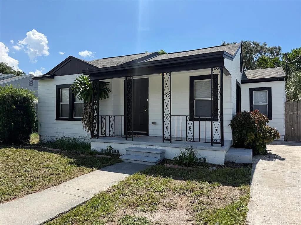 4 bed, 2.0 bath, 1302 sqft, $4,800 — Photo 2