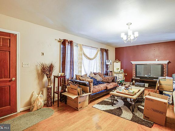 4th image of 108 E Chatham St