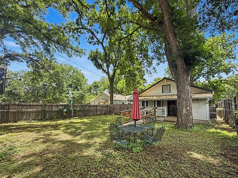 2506 E Cesar Chavez St — Photo 23