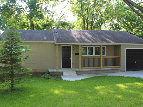7828 Birch St, Prairie Village, KS 66208