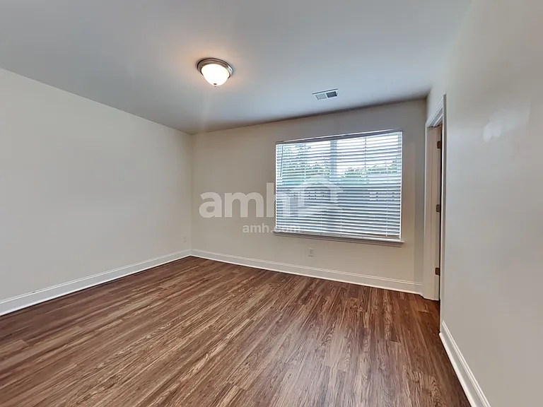622 E Lionel Rd — Photo 11