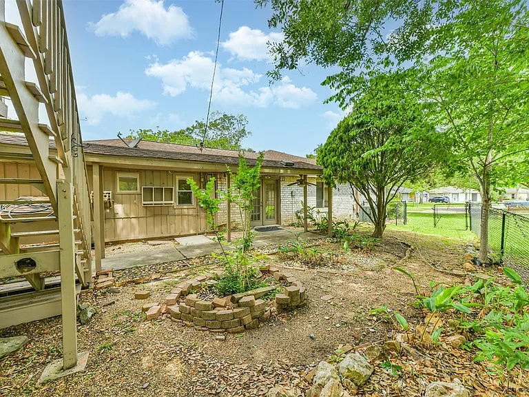 807 Stadium Cir — Photo 30