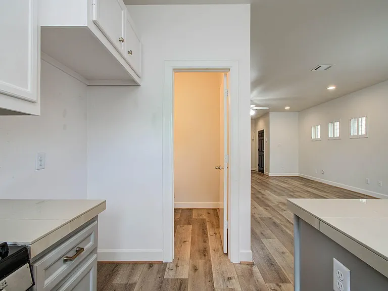 624 E 39th St — Photo 17