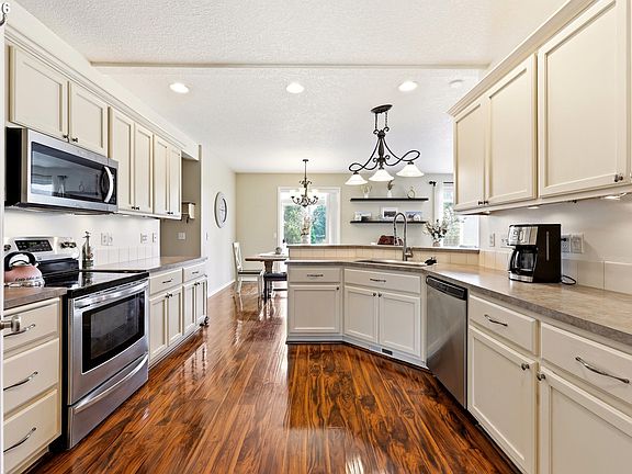 4th image of 518 W 12th Way