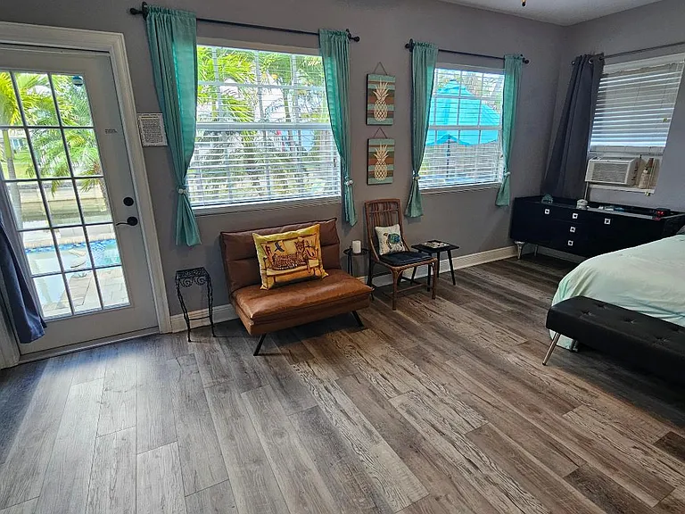 with Pool/Canal View & Direct Access to Both