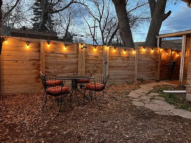 Evening with charming lights, great space for having friends over.