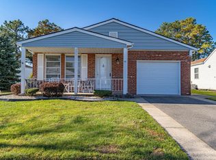 16 Tropicana Ct, Toms River, NJ 08757