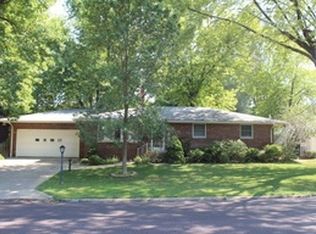 2117 Sunset Dr, Pekin, IL 61554