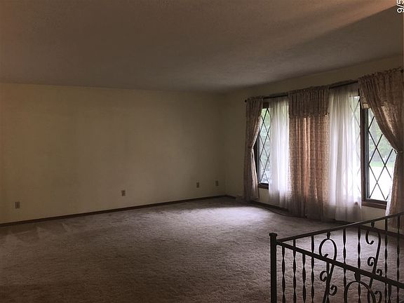 3rd image of 207 Park Ct