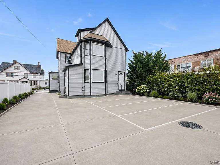 120 Maple Ave — Photo 2