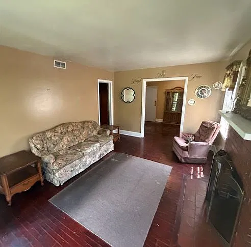 3 bed, 1595 sqft, $1,200 — Photo 2