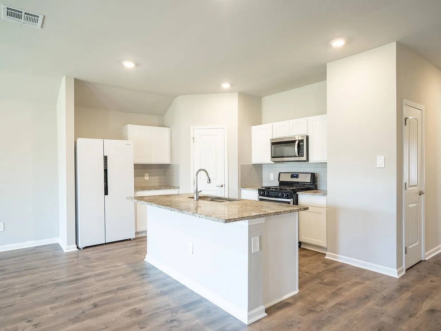 4 bed, 2.0 bath, 1875 sqft, $2,500 — Photo 3