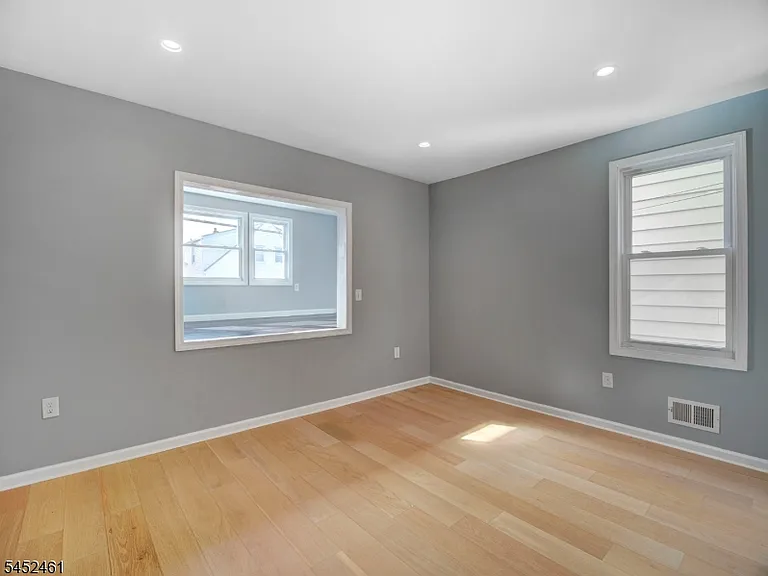 156 Crystal St — Photo 2