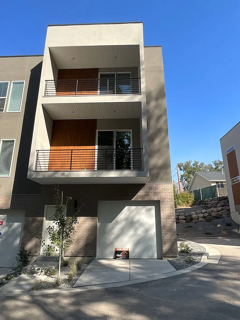 3 bdrm 2 1/2 bath 2 car garage Townhome. Dog Friendly Coming soon! — Photo 1