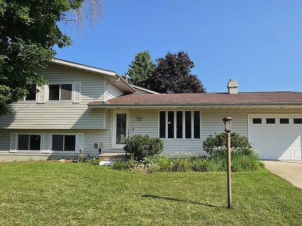 1820 Country Club Dr, Marion, IA 52302