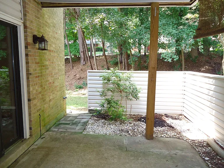 110 Manhattan Ct — Photo 10