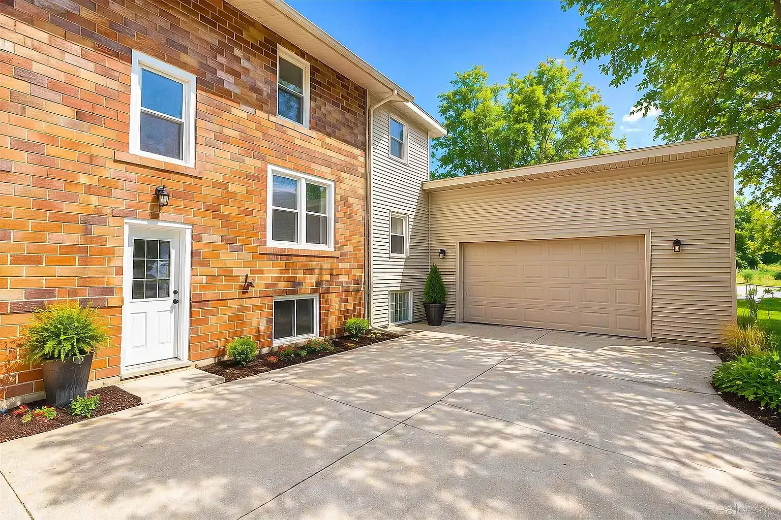 5 bed, 2752 sqft, $3,000 — Photo 4
