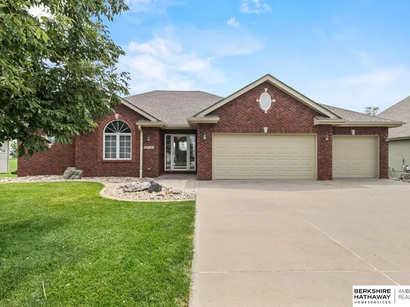 17105 Oakmont Dr, Omaha, NE 68136