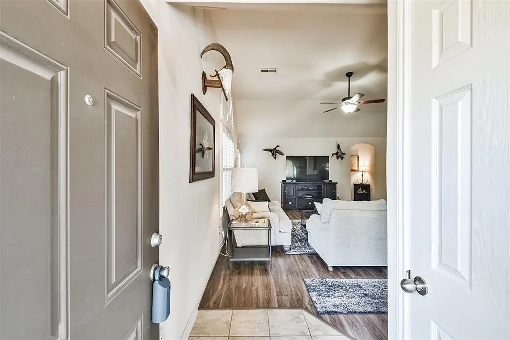 3 bed, 2.0 bath, 1804 sqft, $2,100 — Photo 4