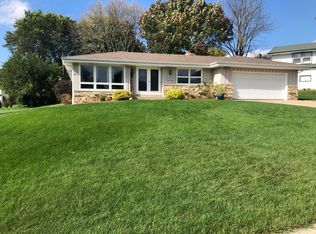 W165N9513 Lexington Dr, Menomonee Falls, WI 53051