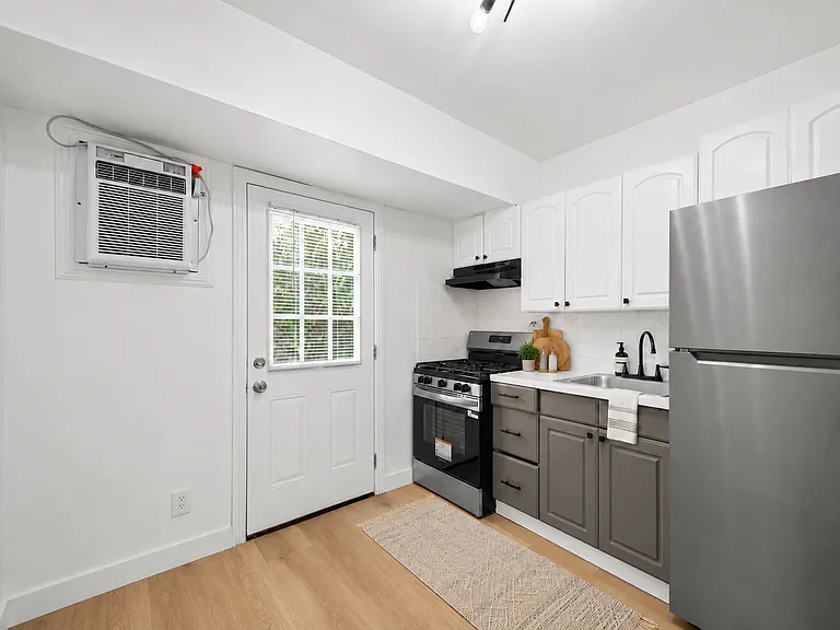 10926 Hortense St — Photo 10